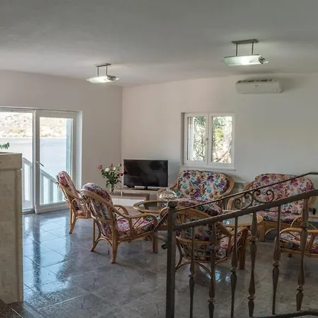 Seaside House For Families With Children - 22156 Сasa de vacaciones Rogoznica (Sibenik-Knin)